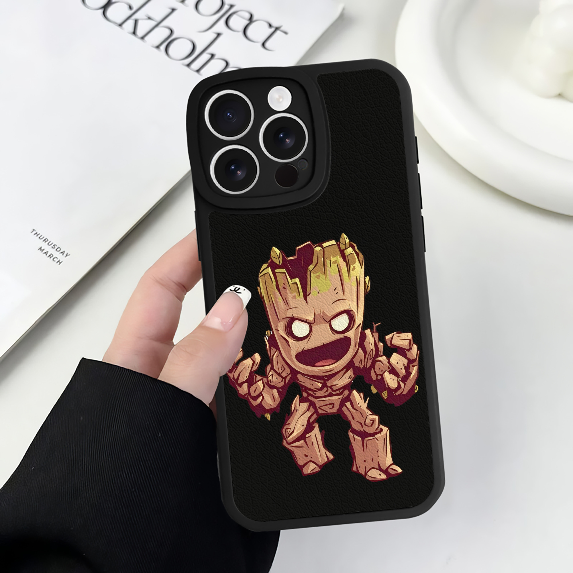 （画像用） アベンジャーズ The Avengers 【iPhone 16シリーズ対応】シリコンスマホケース（レザー調） 材質：シリコン